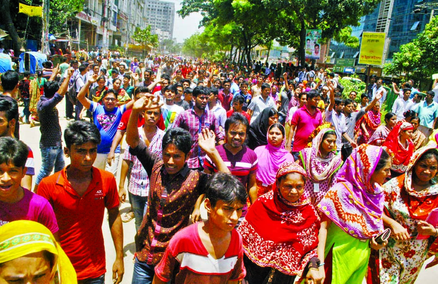 Agitating garment workers blocked road on Monday at Mirpur 1 demanding payment of arrears halting movement of vehicles between Mirpur 1 to 10 and Zoo roads. This photo was taken on Monday. n NN photo