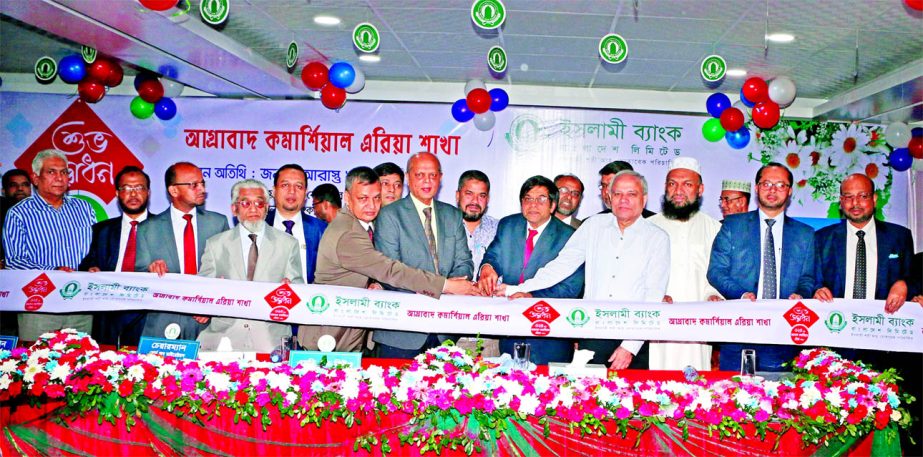 Arastoo Khan, Chairman of Islami Bank Bangladesh Limited, inaugurating its 324th branch at Agrabad Commercial Area of Chittagong on Monday. Major Gen (Retd.) Engr Abdul Matin, Chairman, Executive Committee, Professor Dr. Md. Sirajul Karim and Professor Md