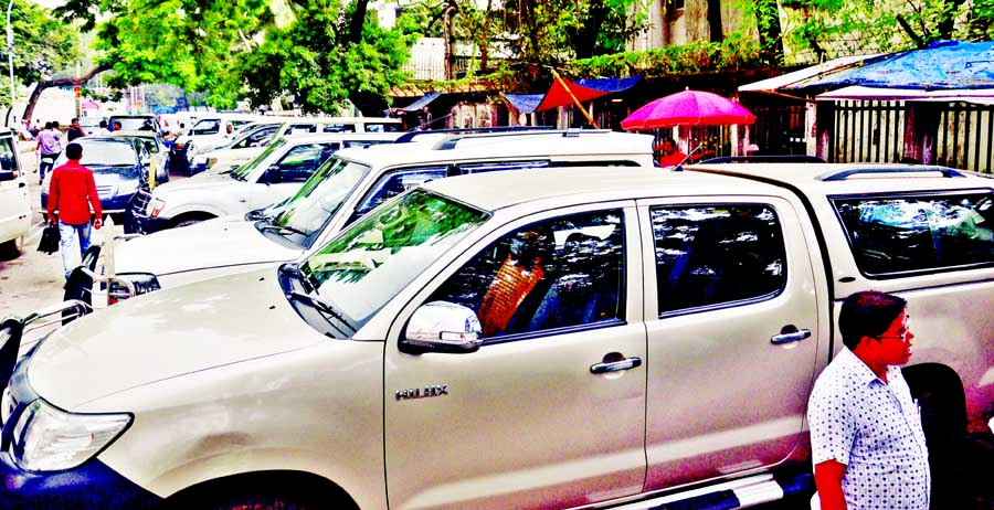 Motorised vehicles of different project officials without sticker were parked on the road adjacent to Secretariat causing traffic congestion severely. The snap was taken from in front of the Liberation War Ministry on Tuesday.