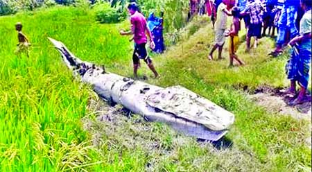 Farmers find an oil tank of an aircraft abandoned at a crops field at village Neelnagar at Zinodpur union under Nabinagar Upazila in Brahmanbaria district on Tuesday.