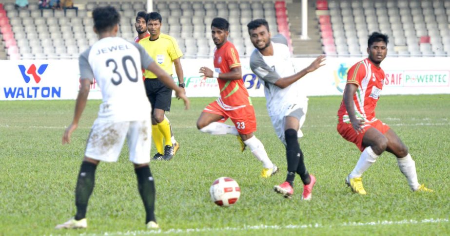 An action from the Saif Power Battery Bangladesh Premier League Football match between Muktijoddha Sangsad Krira Chakra and Arambagh Krira Sangha at the Bangabandhu National Stadium on Wednesday.