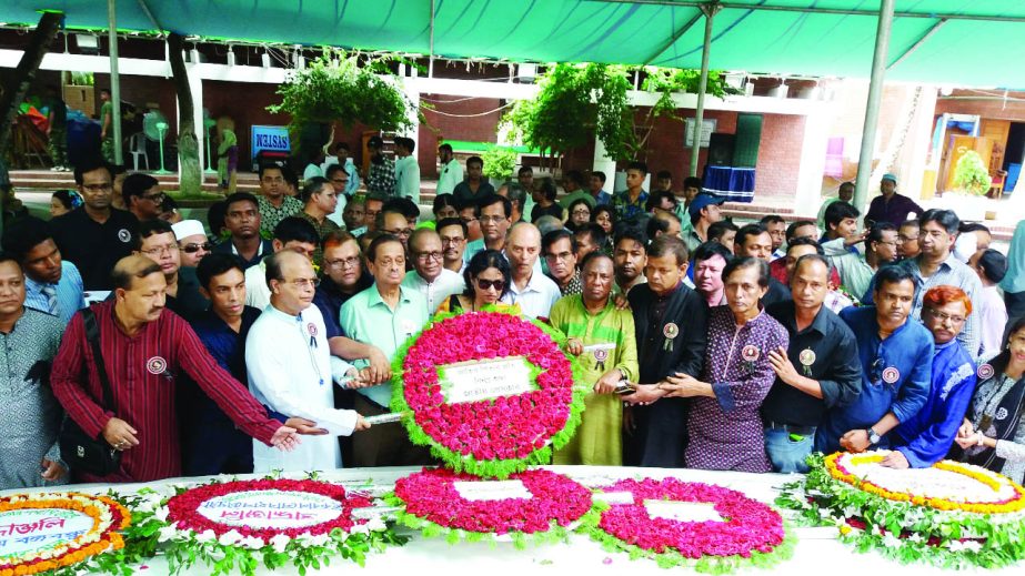 GOPALGANJ: Journalist leaders led by Iqbal Sobhan Chowdhury, Media Adviser to Prime Minister Sheikh Hasina placing wreaths at the mausoleum of Bangabandhu Sheikh Mujibur Rahman at Tungipra on the occasion of the Mourning Day on Tuesday. Among others, Fa