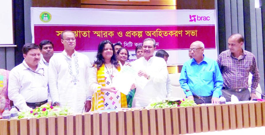 RAJSHAHI: Mayor of RCC Mosaddique Hossain Bulbul and Brac Programme Head Hasina Moshrufa signed the MoU on behalf of their respective sides for successful implementation of the -fitting tools of improving living and livelihood condition through reducing