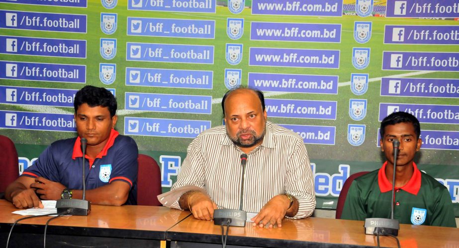 Deputy Chairman of Professional Football League Committee Shawkat Ali Khan Jahangir speaking at a press conference at the conference room of Bangladesh Football Federation House on Sunday.