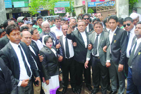 BARISAL: BNP follower lawyers organised counter processions at Barisal Court premises against 16th Amendment issue on Sunday noon.