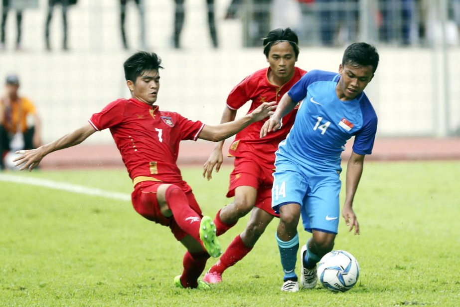 Singapore's Muhammad Hami Syahin bin Sad (right) fight for controls of the ball with Myanmar's Hlaing Bo Bo during opening match of Men's Soccer of South East Asian Games in Selayang, Malaysia on Monday.