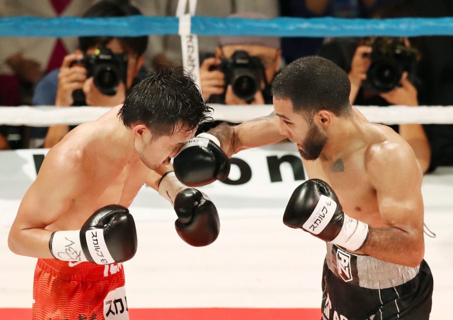 Mexico's Luis Nery (right) hits to the face of Japanese champion Shinsuke Yamanaka in the fourth round of their WBC world bantamweight title boxing match in Kyoto, western Japan on Tuesday. Challenger Nery defeated Yamanaka with a technical knockout in t