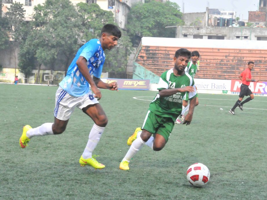 A scene from the match of the Bangladesh Championship League Football between Youngmens Club Fakirerpool and T&T Club, Motijheel at the Bir Shreshtha Shaheed Sepoy Mohammad Mostafa Kamal Stadium in Kamalapur on Wednesday. Youngmens Club Fakirerpool won th