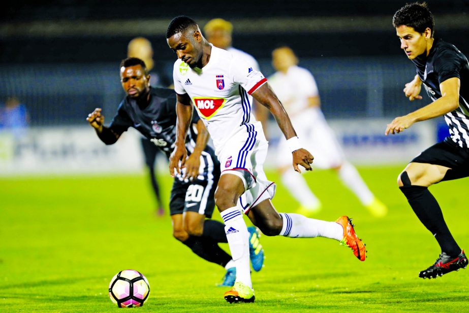 Videoton's Stopira (center) runs with the ball past Partizan Belgrade's Seydouba Soumah (left) and Partizan Belgrade's Marko Jevtovic during their Europa League play off first leg soccer match in Belgrade, Serbia on Thursday.