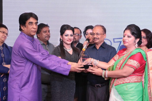 Popular TV actress Titaan Chowdhury receiving â€˜Miss Chittagong Awardâ€™ from General Manager of Chittagong Branch of Bangladesh Television Monoj Sengupta at a function recently. Titaanâ€™s parents Sumon Chowdhury and Rita Chowdhury were a