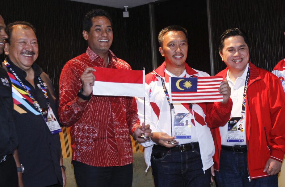 Malaysian Youth and Sports Minister Khairy Jamaluddin (center left) and Indonesian Youth And Sports Minister Imam Nahrawi (center right) pose together as Jamaluddin apologized to Indonesia for the mistake, which makes the red-and-white Indonesian flag res