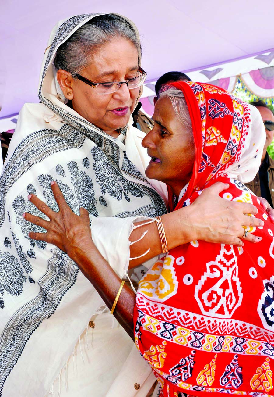 Prime Minister Sheikh Hasina consoling a flood victim at the relief camp while visiting affected areas of Kurigram.