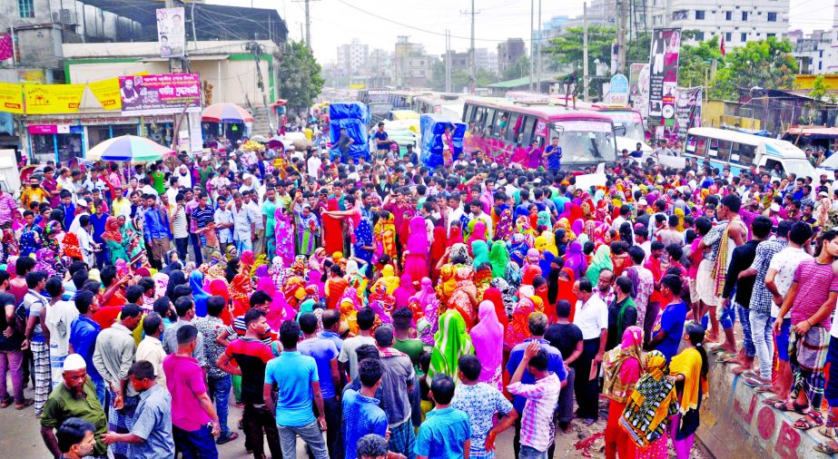 Garment workers blocked the Kazla Intersection demanding punishment to those responsible for assaulting some workers of Ifat Garments at Bibir Bagicha in the city's Jatrabari area on Monday.