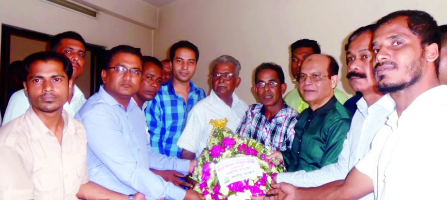 KULAURA (Moulvibazar): Iqbal Sobhan Chowdhury, Media Adviser to the Prime Minister Sheikh Hasina being greeted by leaders of Kulaura Press Club at a memorial meeting and Doa Mahfil marking the 25th death anniversary of former MP Abdul Jabbar recently.