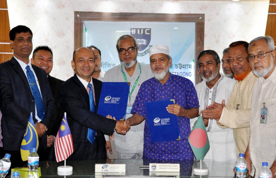 Vice Chancellor of International Islamic University Chittagong Prof KM Golam Mohiuddin exchanging MOU documents with Dean of Malaysian University Centre for Graduate Studies Dr Jaliman Sauli at IIUC Conference Hall.