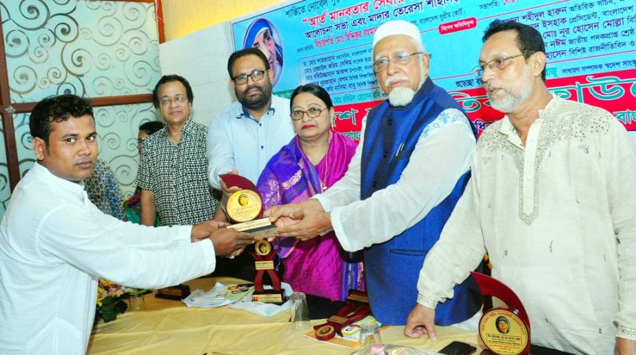 Justice Siddiqur Rahman handing over citation crest to Managing Director of Machine Park Limited Mohsin Biswas for his role in business sector at a ceremony organised by Swadesh Sanskritik Foundation at a restaurant in the city on Friday.