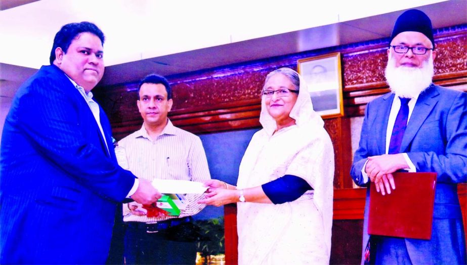 Iftekharul Islam, Vice-Chairman, Board of Directors of Uttara Bank Limited, handing over a cheque of Tk 3 crore to Prime Minister Sheikh Hasina at Ganabhaban on Wednesday to the Prime Minister's Relief and Welfare Fund for the flood affected people.