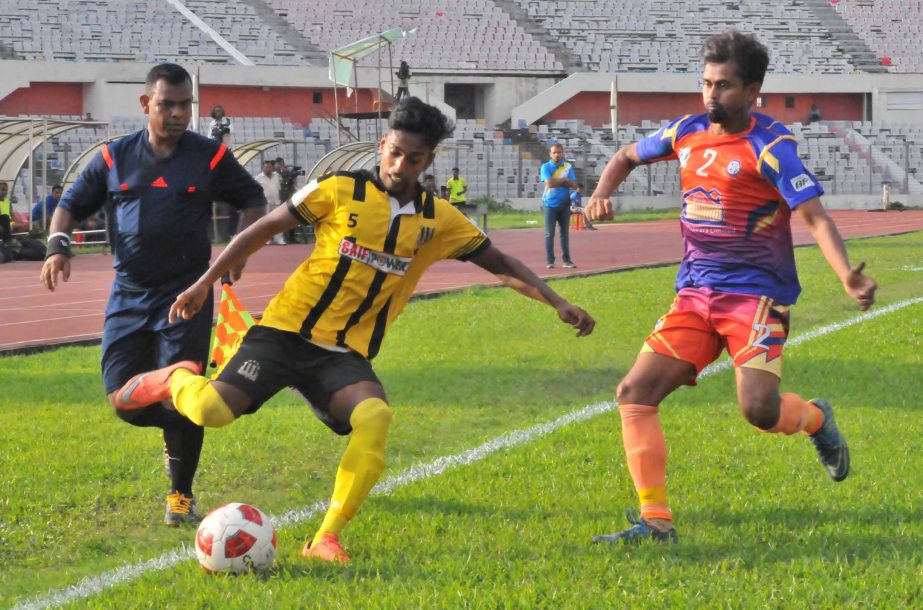 A moment of the match of the Saif Power Battery Bangladesh Premier League Football between Saif Sporting Club Limited and Brothers Union Limited at the Bangabandhu National Stadium on Saturday.
