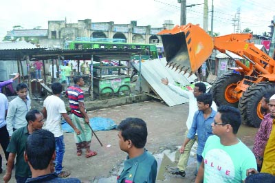 BARISAL: Barisal City Corporation (BCC) evicting illegal structures from Rupatali area on Sunday.