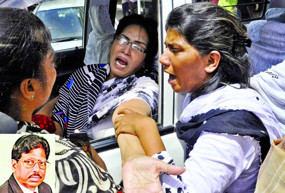 Relatives of legendary singer Abdul Jabbar wailing after his death at the BSMMU on Wednesday morning.