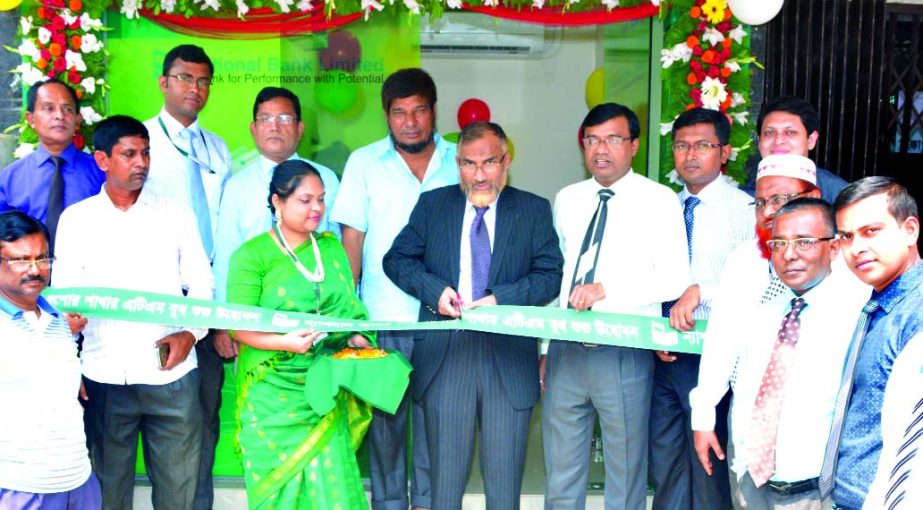 Md Abdul Mannan, Executive Vice President and Regional Head of Khulna Region of National Bank Limited, inaugurating its two ATM booths at Jessore and Chapai Nababgonj Branchs on Wednesday. Kamol Kumar Nandi, SAVP, Md. Ali Haider Mortuza, Vice-President of