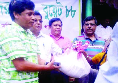 SAGHATA(Gaibandha): BUET'88, an organisation of engineers distributing relief goods among the river erosion and flood victims at Hatbari Village in Saghata Upazila on Wednesday.