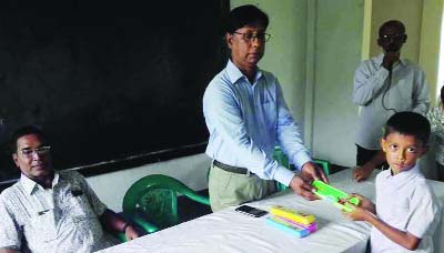 SAPAHAR (Naogaon): Al Faruk Chowdhury, Vice Principal, Rajshahi College distributing prizes among the meritorious students of Sapahar Adarsha Shishu Bidyaniketon School as Chief Guest on Friday.