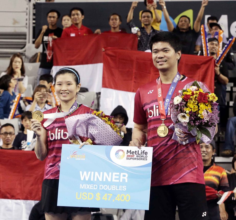 Indonesia's Debby Susanto (left) and her teammate Praveen Jordan show their gold medals during the awards ceremony after winning against China's Wang Yilyu and Huang Dongping during mixed doubles final match at the Korea Open Badminton in Seoul, South K