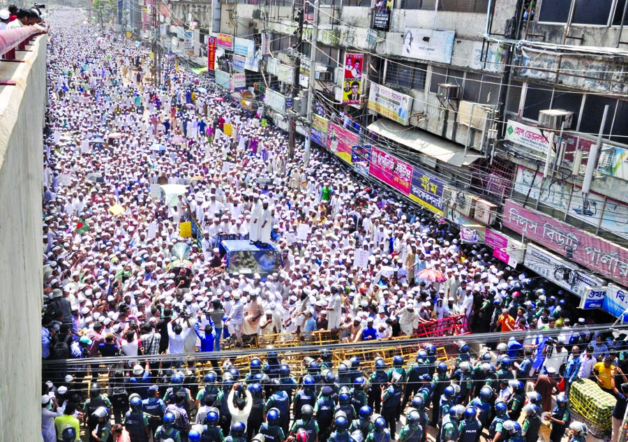 Hefazat-e-Islam Bangladesh brought out a procession in the city protesting persecution of Rohingya Muslims in Myanmar was intercepted by police at Shantinagar intersection on Monday.