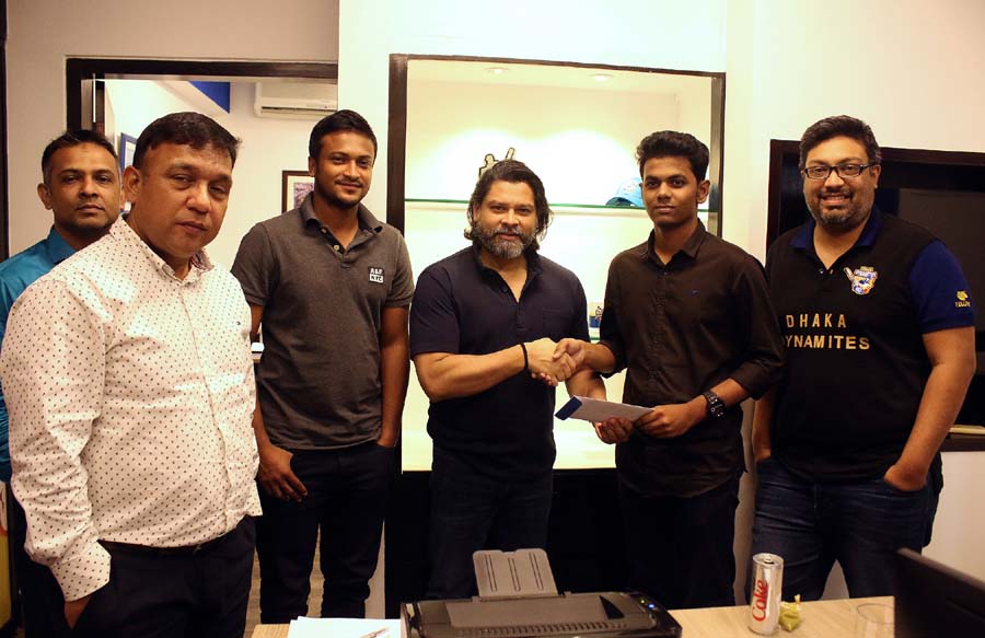 CEO of Dhaka Dynamites Obeid Nizam (3rd from right) shaking hands with Sourav Akib (2nd from right) at the Dhaka Dynamites Headquarters in the city's Gulshan recently.