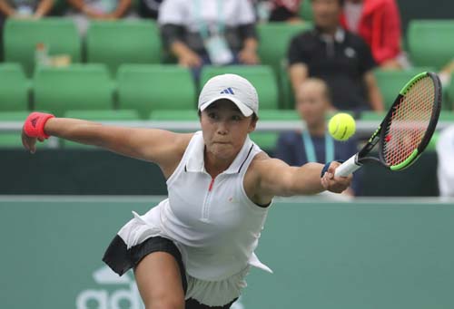 Han Na-lae of South Korea returns a ball to Kristyna Pliskova of the Czech Republic during their first round match of the Korea Open tennis championships in Seoul, South Korea on Tuesday.