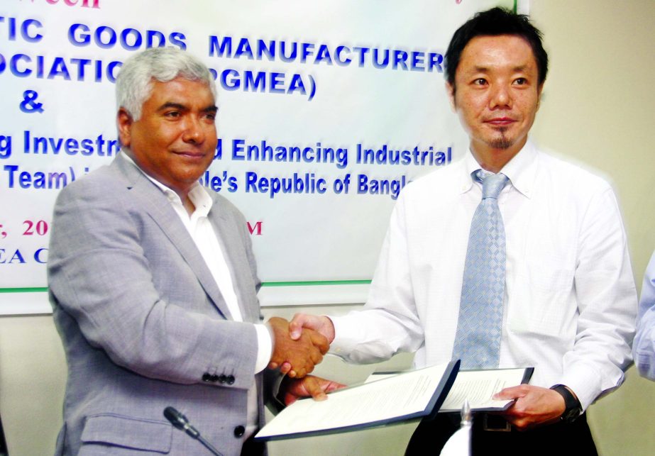 Md. Jashim Uddin, President of BPGMEA and Vice Chairman, Bengal Group of Industries and Keisuke Sugiyama, Component Leader, JICA Project, sign an agreement for promoting investment and enhancing industrial competitiveness (Component 3 Team) at the associa