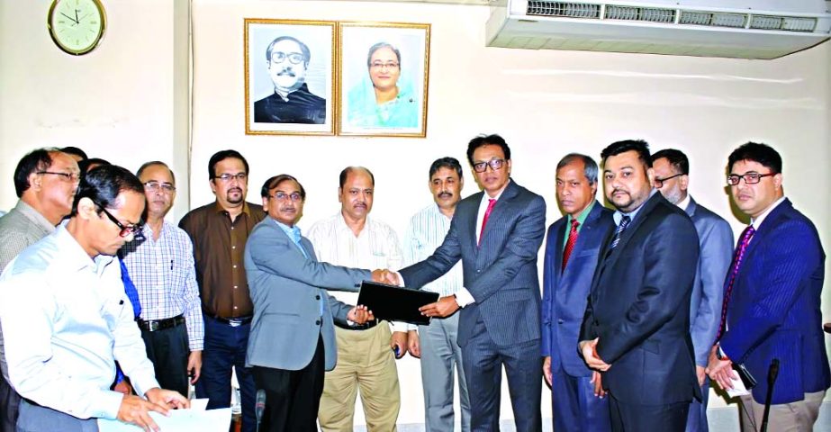 A K M Saifuddin Ahmed, Deputy Managing Director of The Jamuna Bank Limited and Md. Mustaque Ahmed, Company Secretary of Titas Gas Transmission & Distribution Company Limited, sign an agreement for bill collection at Titas Gas head office recently.
