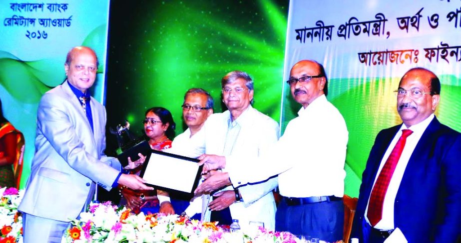 Abdul Hamid Miah, Managing Director of Islami Bank Bangladesh Limited, receiving the Bangladesh Bank Remittance Award from State Minister for Finance and Planning for collecting highest remittance in the year 2016 at a city auditorium on Tuesday. Fazle Ka