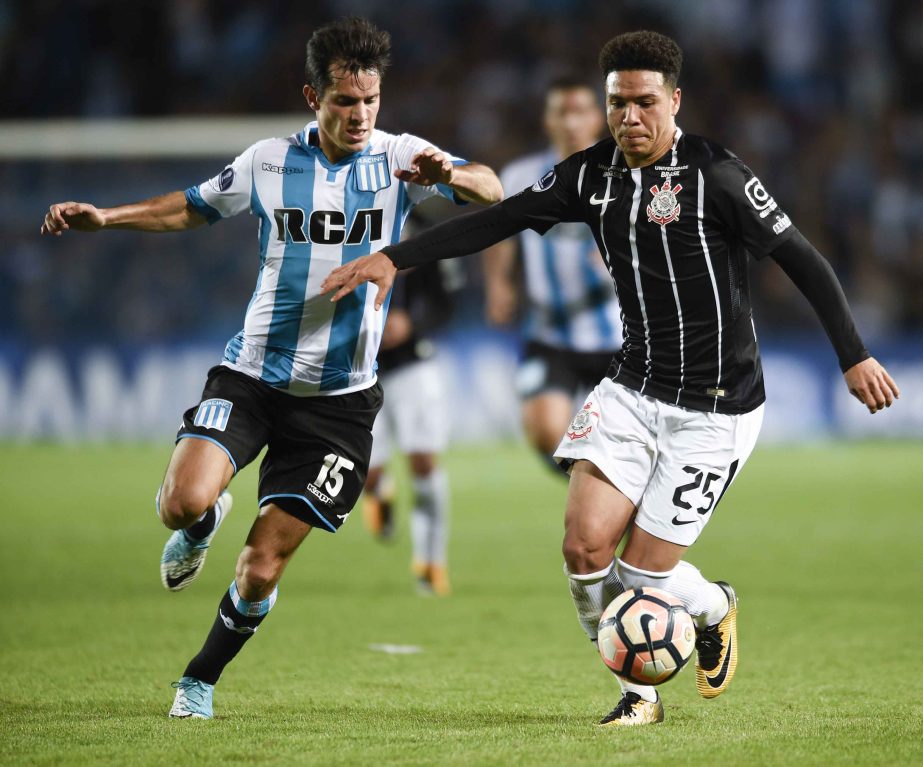 Clayson of Brazil's Corinthians (right) fights for the ball with Augusto Solari of Argentina's Racing during a Copa Sudamericana soccer match in Buenos Aires, Argentina on Wednesday.