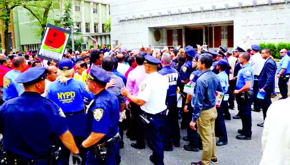 Members of New York Police mediating between AL-BNP during clash that broke out in front of UN headquarters on Thursday.