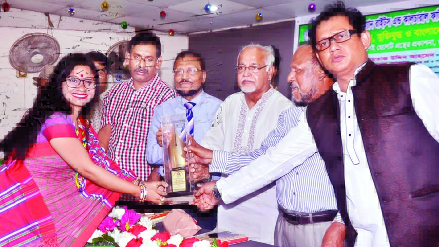 Chairman of Bangladesh Press Council Justice Momtaj Uddin Ahmed handing over Poet Sufia Kamal Smrity Padak to Sanjida Islam, a researcher of Bangla Department of Jahangirnagar University for her contribution in education at a ceremony organised by Asian J