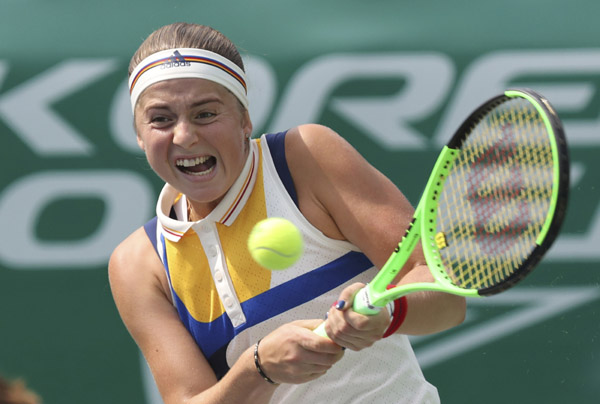 Jelena Ostapenko of Latvia returns a ball to Veronica Cepede Royg of Paraguay during their quarterfinal match of the Korea Open tennis championships in Seoul, South Korea on Friday.