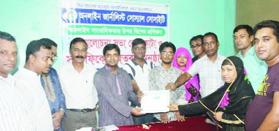 KULAURA (Moulvibazar): Chowdhury Md Golum Rabbi, UNO, Kulaura Upazila distributing certificates among the journalists at the day-long training course as Chief Guest organised by Online Journalists' Social Society recently.