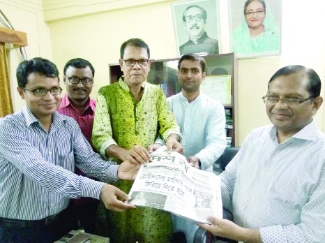 DINAJPUR (South): Local journalists handing over the current issue of the Weekly Desh Ma to DG of DFP Mohammad Ishtiaque Hossain after attending a view exchange meeting as Chief Guest at the Office of Fulbari UNO on Friday.