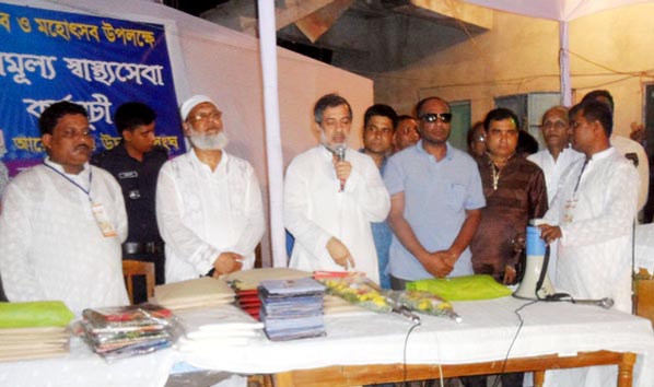 Chairman of the Parliamentary Standing Committee on Ministry of Railway ABM Fazle Karim Chowdhury MP distributing clothes among the Hindu devotees at a function at Raozan yesterday.