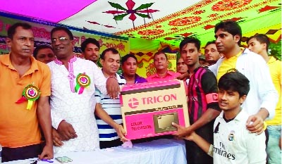 BANARIPARA(Barisal): Golum Faruk, Chairman, Banaripara Upazila distributing prizes among the winners of final match of Sheikh Russel Smriti Tournament as Chief Guest on Sunday.