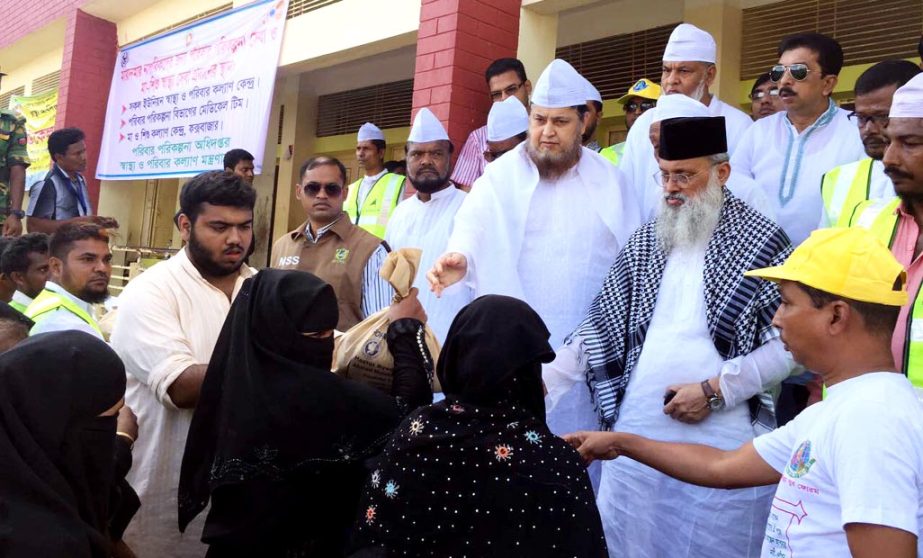 Relief goods were distributed among Rohingyas people at Cox's Bazar organised by Maijbhandari Darbar Sharif recently.