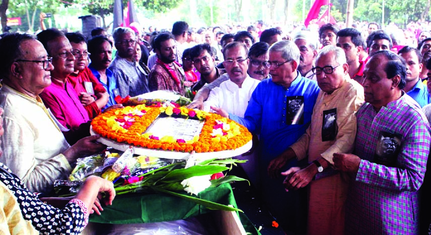 People from all walks of life paid last respect to Comrade Jasim Uddin Mondal placing wreaths at his coffin at a ceremony organised by Communist Party of Bangladesh at the Central Shaheed Minar in the city on Tuesday.