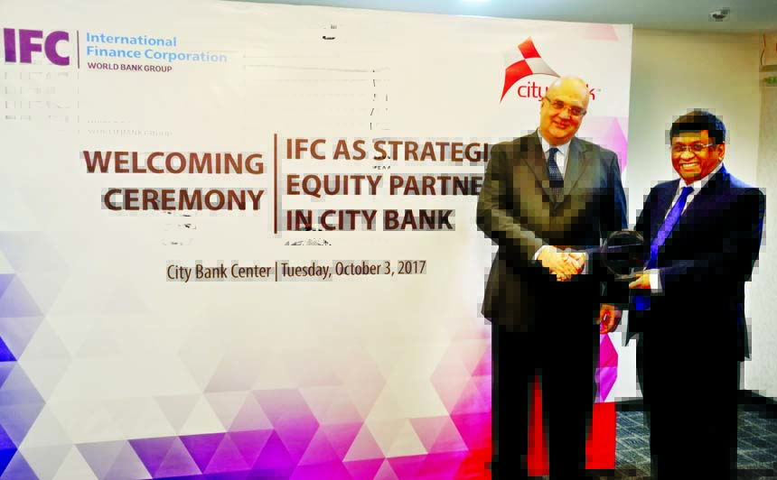 Sohail RK Hussain, Managing Director of City Bank Limited, handing over a crest to Vittorio Di Bello, Regional Industry Head of International Finance Corporation (IFC) at the bank's head office in the city on Tuesday. The bank has recently issued 5 perce