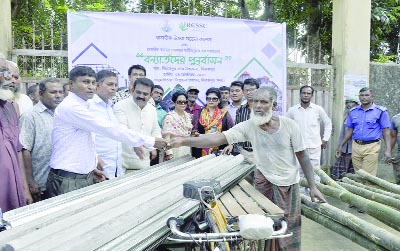 DINAJPUR: Whip of the Jatiya Sangsad Iqbalur Rahim MP distributing relief materials among the flood-hit people at Sadar Upazila donated by Social Service Club of Dhaka Rajuk Uttara Model School and College on Wednesday.