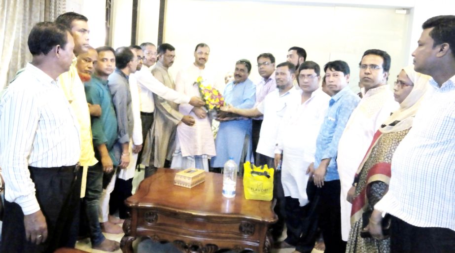 Newly elected leaders of Agrani Bank Karmochari Sangsad greeting CCC Mayor A J M Nasir Uddin during a visit on Friday.