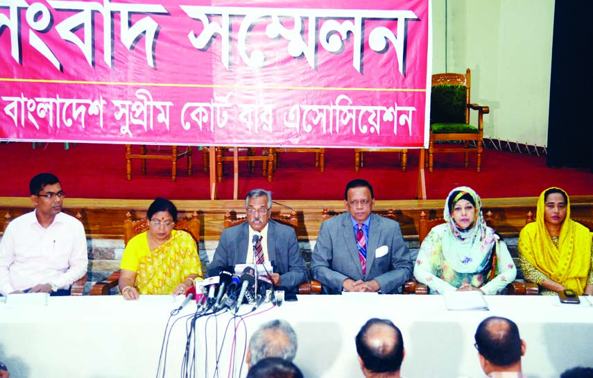 President of the Supreme Court Bar Association Advocate Joynal Abedin speaking at a prÃ¨ss conference in the auditorium of the association on Saturday as the leaders of the association was intercepted to meet Chief Justice Surendra Kumar Sinha.