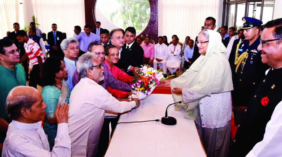 Journalists' leaders greeted Prime Minister Sheikh Hasina presenting bouquet on her arrival at Hazrat Shahjalal International Airport on Saturday after attending UNGA session. BSS photo