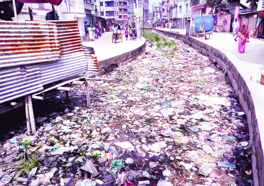 Like underground drainage, most of the city's open drainage canals are now clogged due to the indiscriminate dumping of garbage by the people creating an unhygienic and filthy atmosphere in the surrounding areas. This photo was taken from Dholaipar